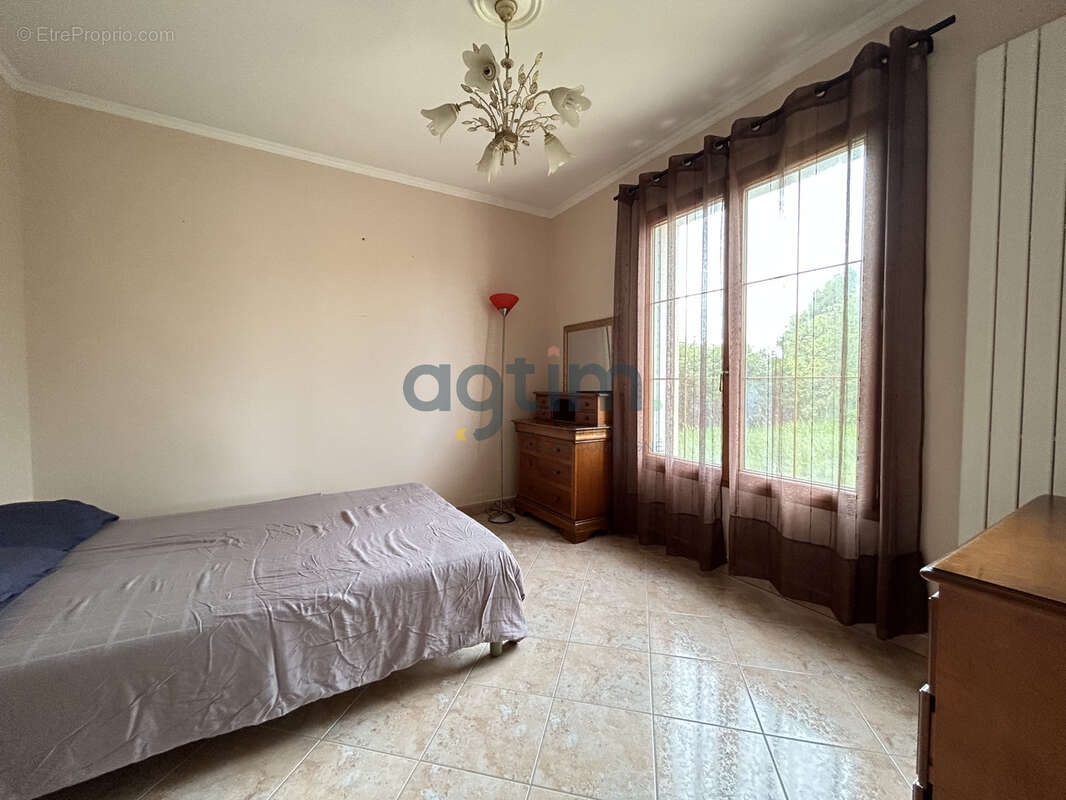 Montaigu-Vendée, quartier calme, maison 200 m2, 6 chambres, et terrain constructible! - photo 10