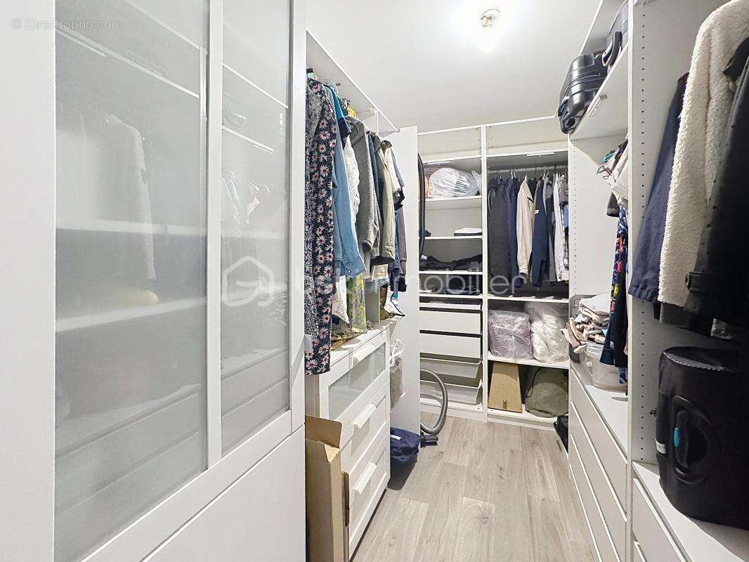 Appartement à THIVERVAL-GRIGNON