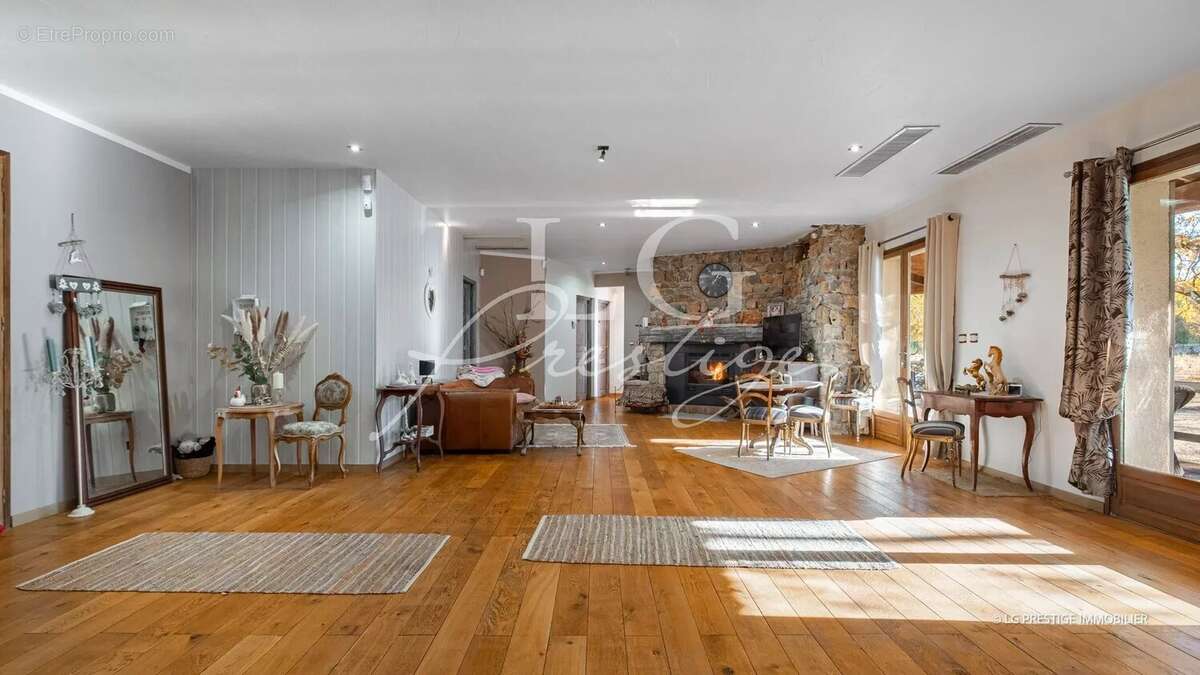 Maison à TOURRETTES