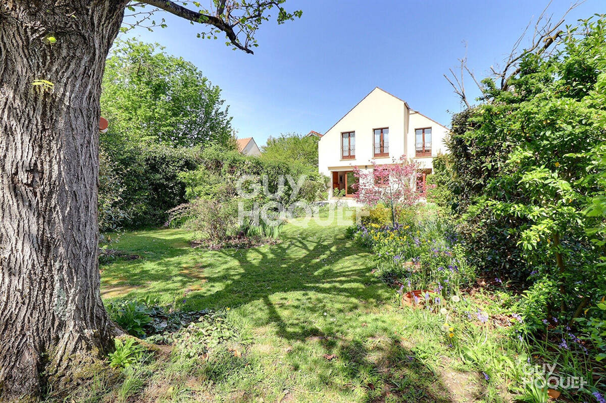 Maison à SAINTE-GENEVIEVE-DES-BOIS