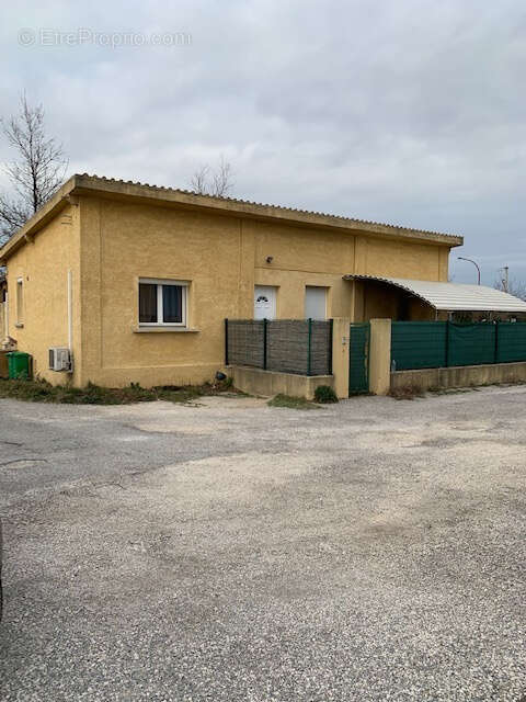 Commerce à ENTRAIGUES-SUR-LA-SORGUE