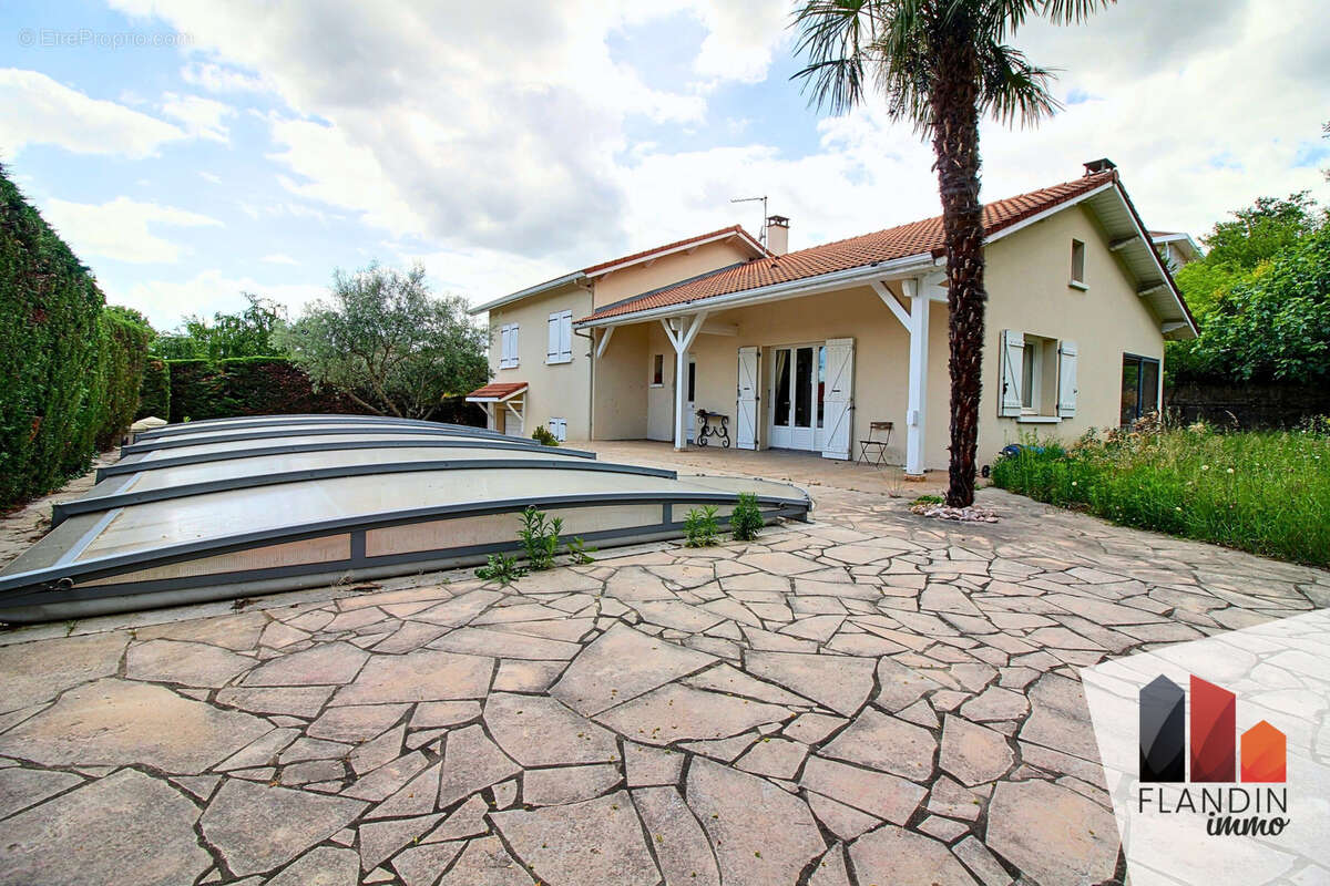Maison à SAINT-GENIS-LAVAL