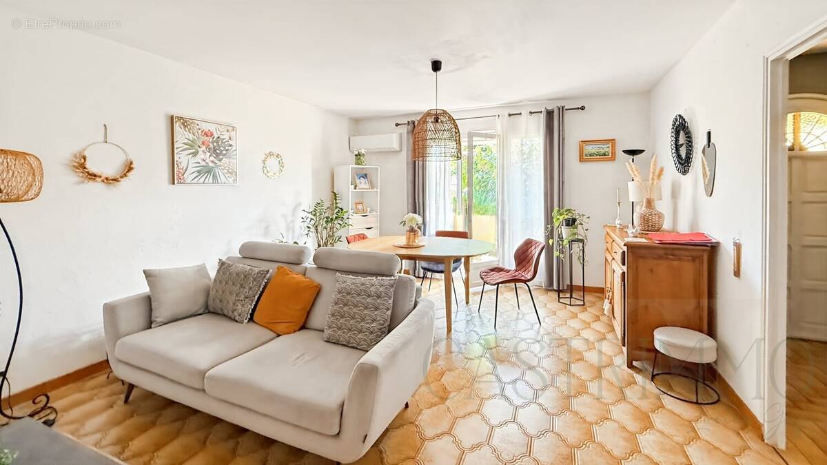 Maison à MAUGUIO