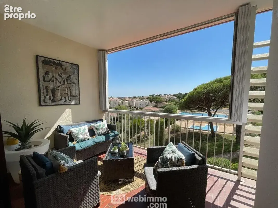 Terrasse de 9 m² avec vue dégagée, idéale pour profiter du climat méditerranéen.