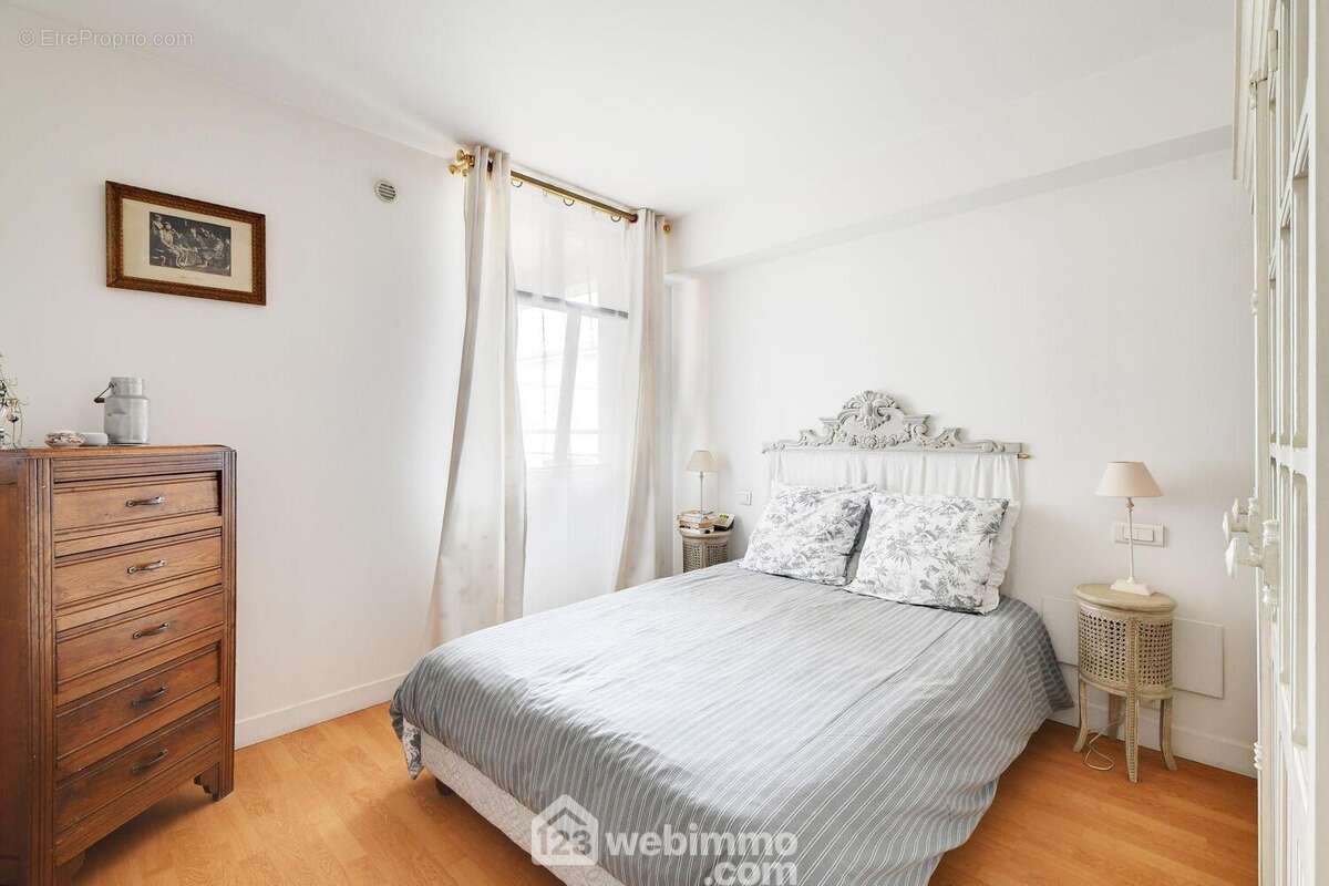 Chambre avec dressing et salle de douche attenants - Appartement à MONTROUGE