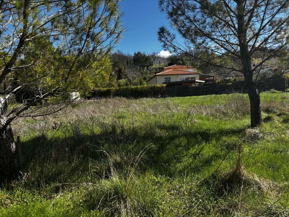 Terrain à SAINT-JEAN-DE-MARUEJOLS-ET-AVEJAN