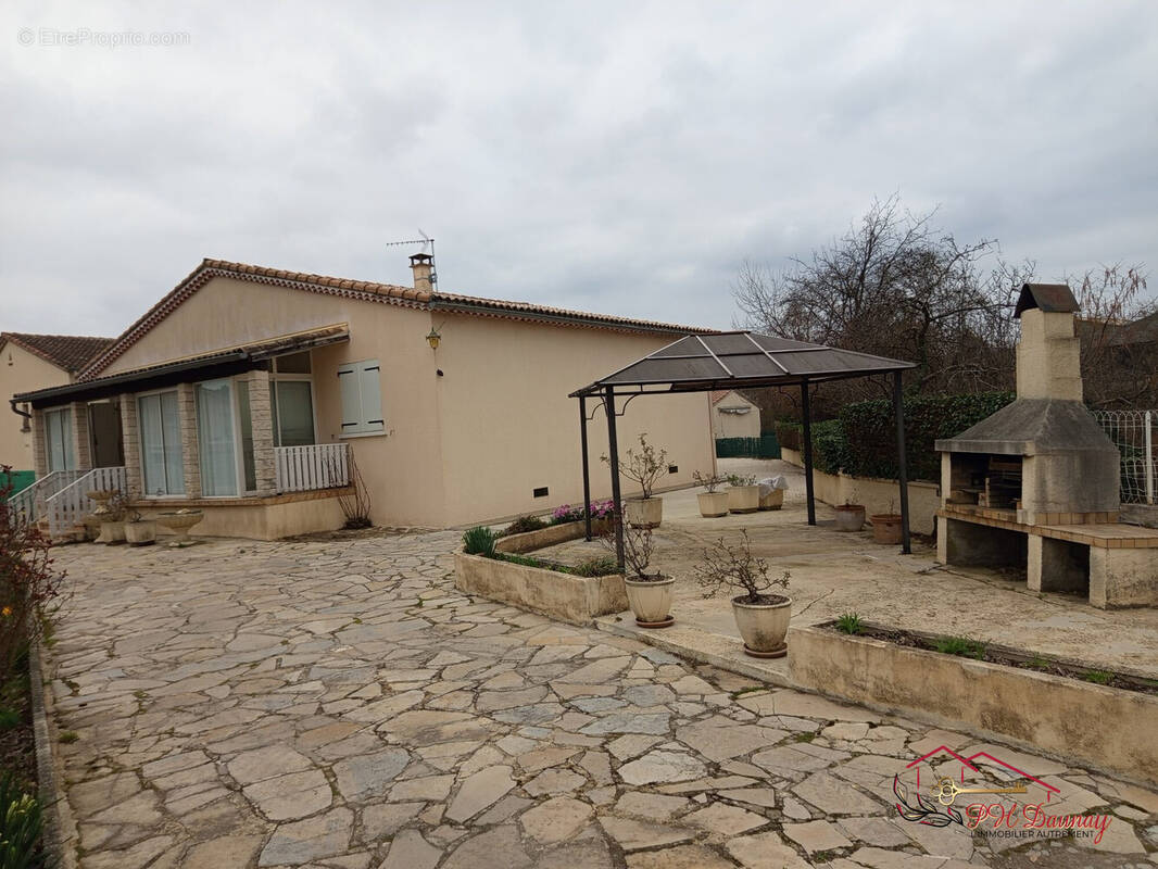 Maison à SAINT-JULIEN-LES-ROSIERS