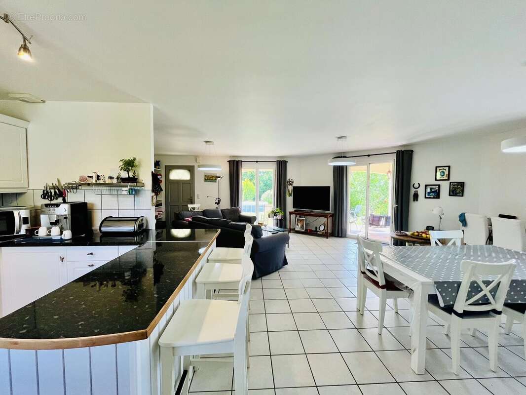 Maison de plain-pied avec quatre chambres, beau jardin et terrasse couverte - photo 3