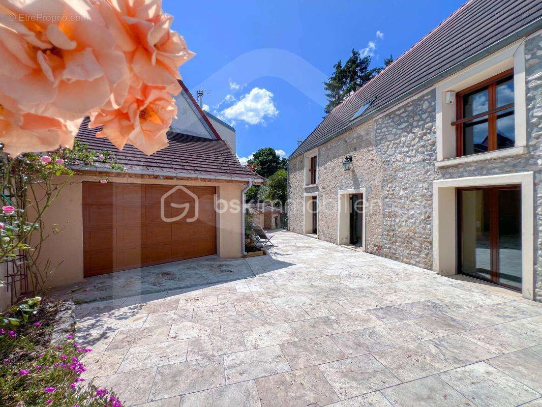 SOUS OFFRE – Baisse de prix à 450 000 € – Maison rénovée : 280 m² entièrement repensés  8 pièces – 5 chambres - photo 2
