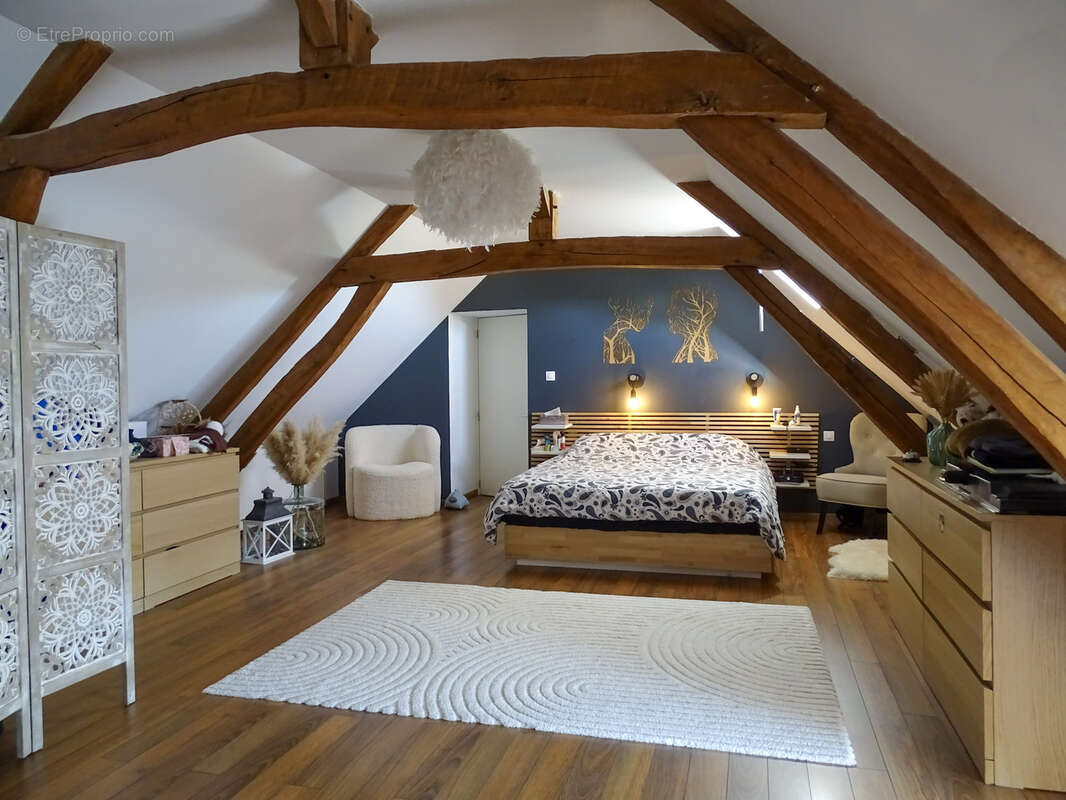 Maison à LA CHAPELLE-MONTMARTIN
