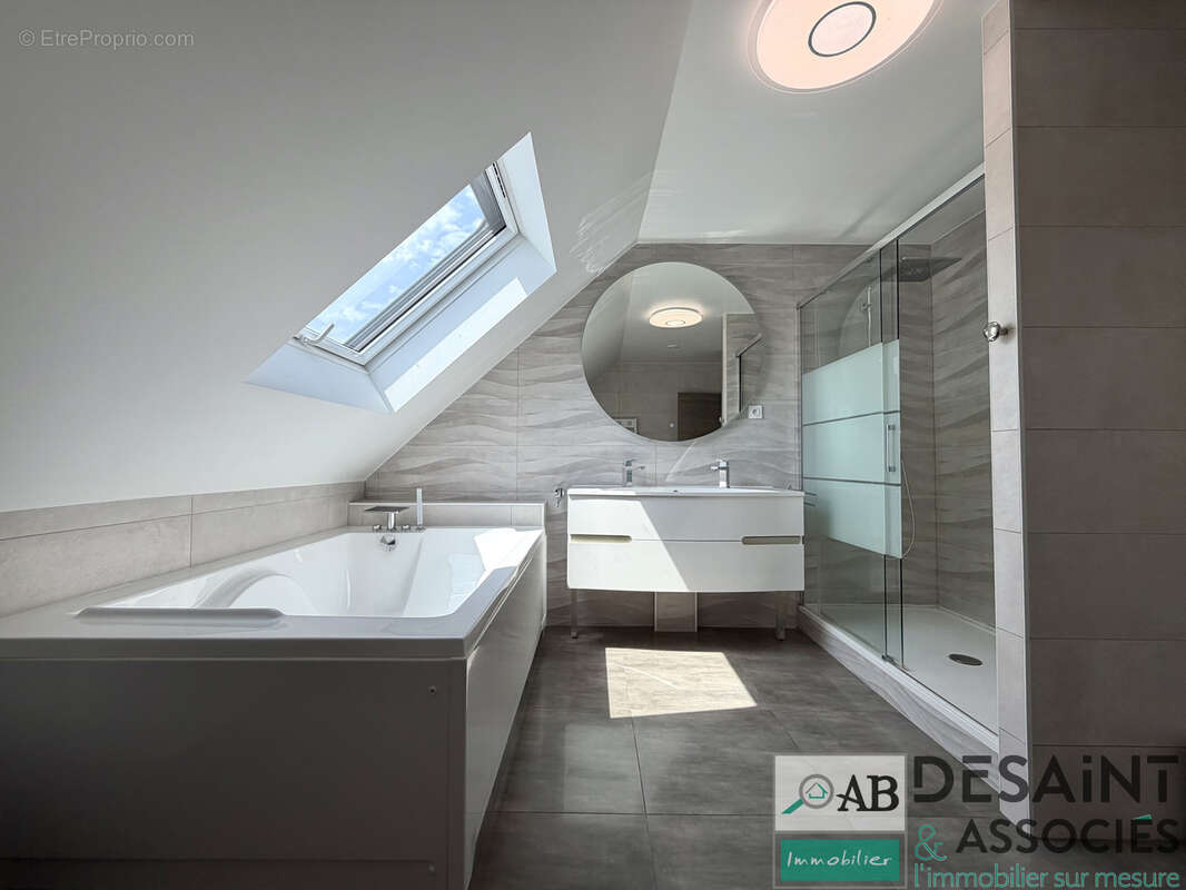 Maison à vendre - 5 chambres - piscine chauffée - Villeneuve Saint Denis - photo 12