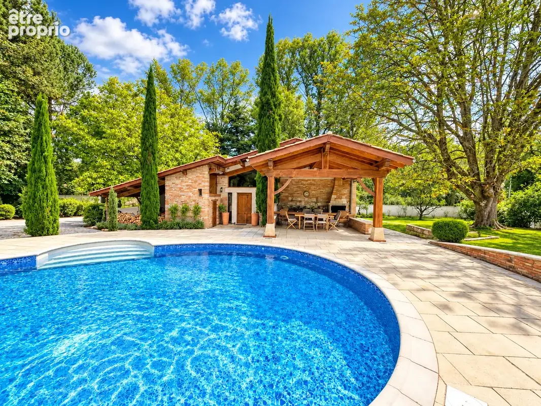 Belle maison de caractère rénovée sur un parc arboré de 4 801 m2 avec piscine - photo 2
