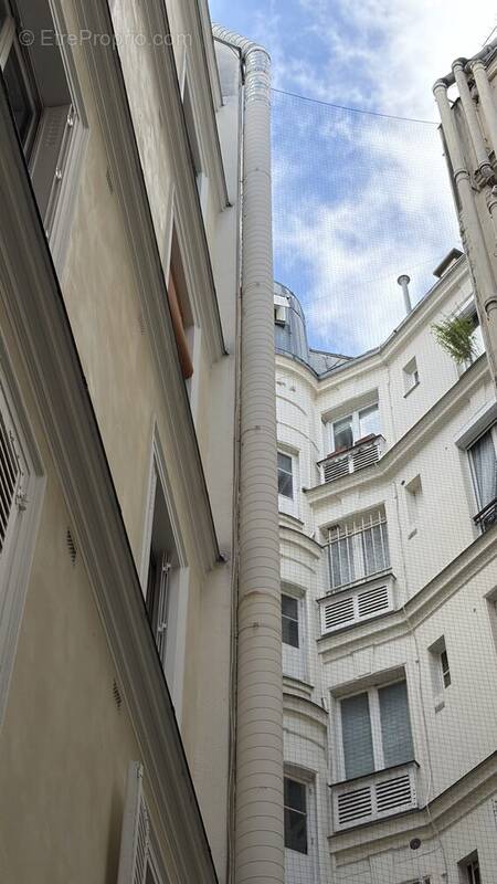 Autre à PARIS-9E