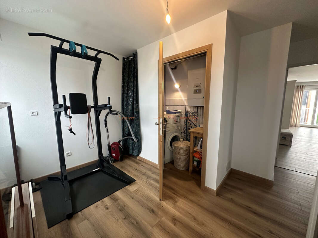 bureau avec cellier