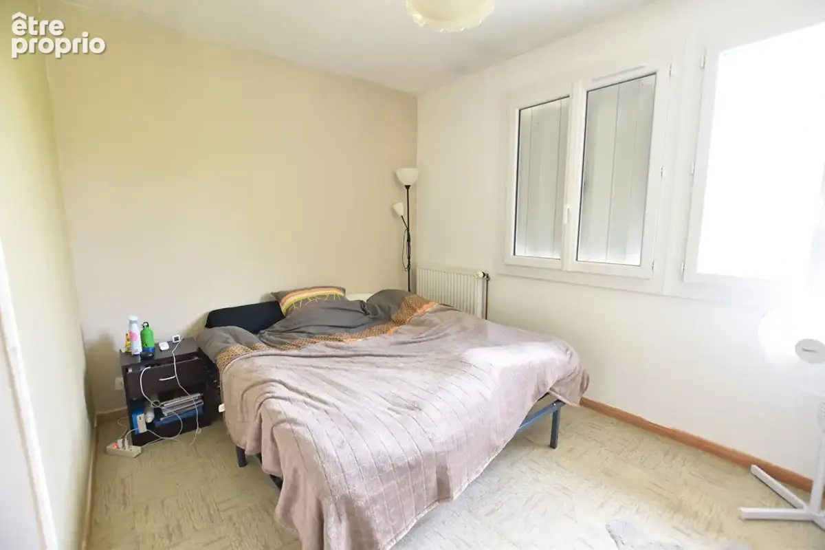Maison avec dépendances, piscine et 2 hectares de terrain. - photo 6