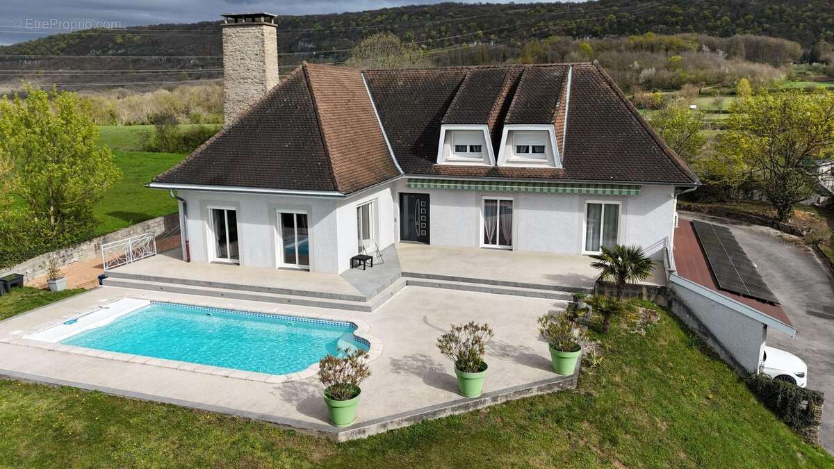Maison à LEYRIEU