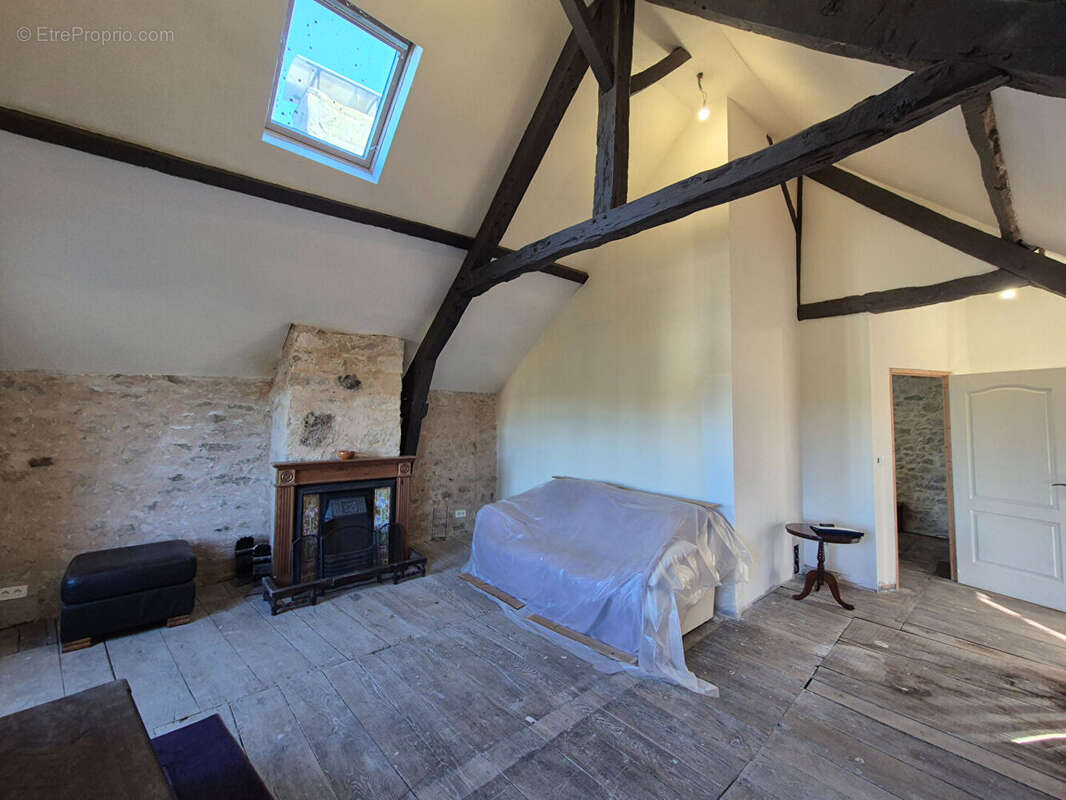 CORRÈZE. TREIGNAC. Maison en pierre avec 2 chambres. Vue imprenable. - photo 11