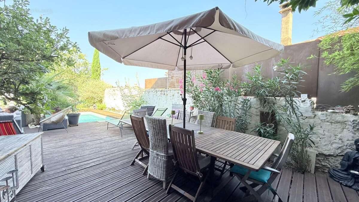Demeure de caractère en pierres ! 320 m² habitables avec piscine sur une parcelle totale de 517m²+ Appartement T3 indépendant lo - photo 4