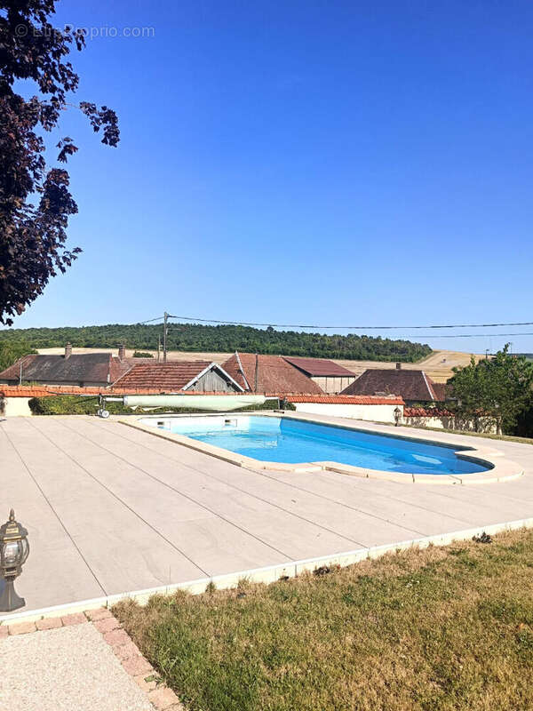 Charmante maison familiale avec piscine et jardin-152 m² - photo 6