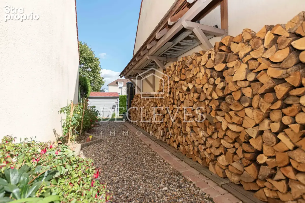 ORGEVAL — PLEIN CENTRE-VILLE - Maison avec jardin de 260 m2 - photo 2