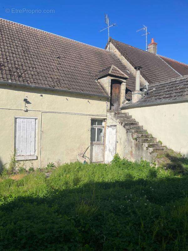 Maison de village à fort potentiel  133 m² + combles aménageables  Proche Saint-Amand-Montrond - photo 3