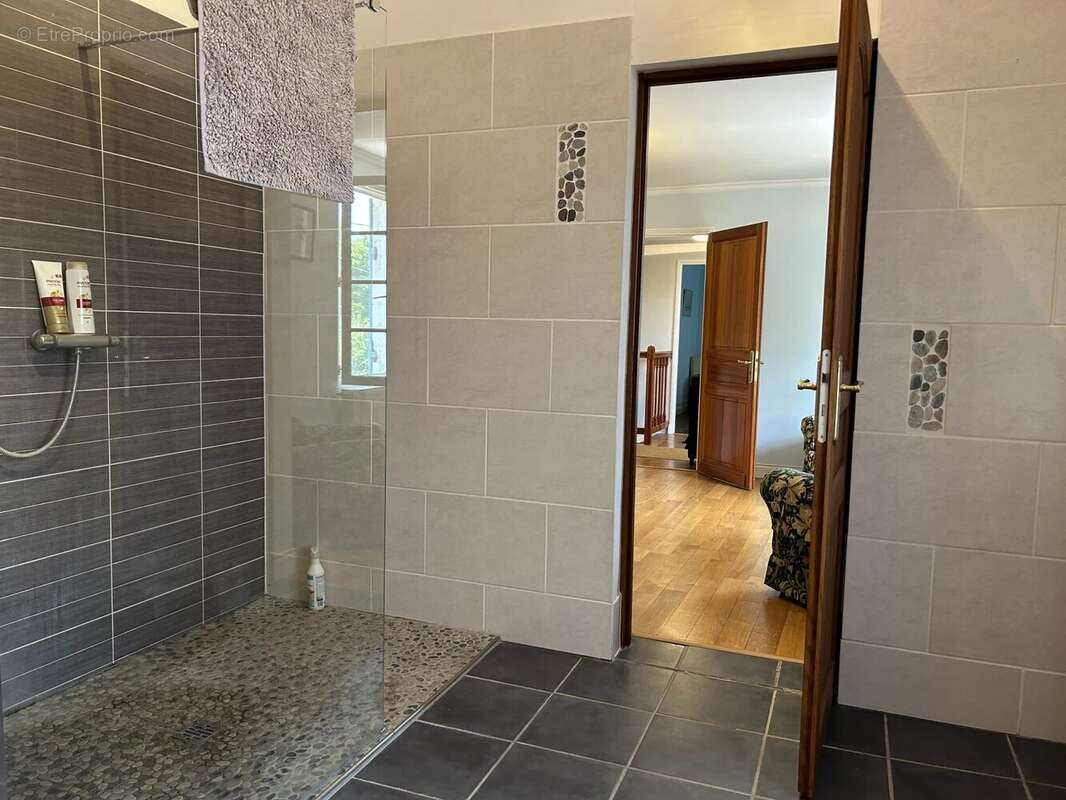 Spacieuse résidence individuelle de 6 chambres et 5 salles de bains avec piscine - photo 11