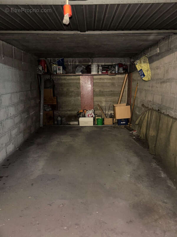 Parking à PARIS-18E