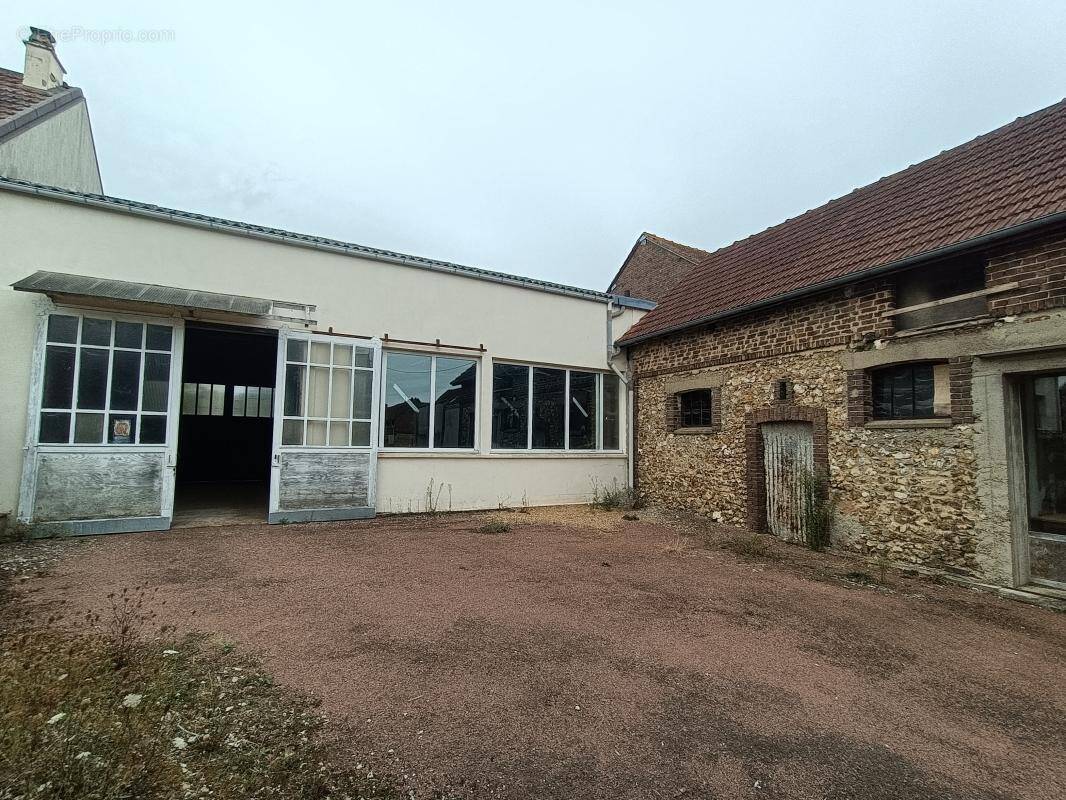 Commerce à MAINVILLIERS