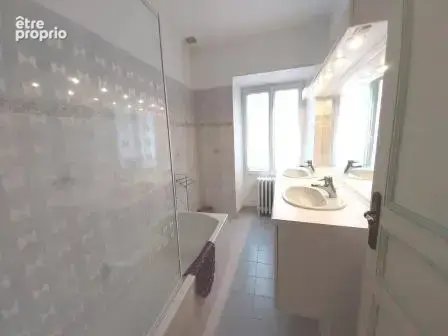 Maison de Maitre Bon Etat, Meublée, Cour; Commerces a pied - photo 12