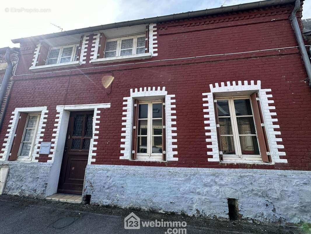 Maison avec beaucoup de potentiel d&#039;une surface habitable de 103 m² - Maison à CRECY-SUR-SERRE