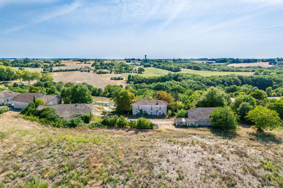 Maison en pierre à renover avec 3 granges - photo 11