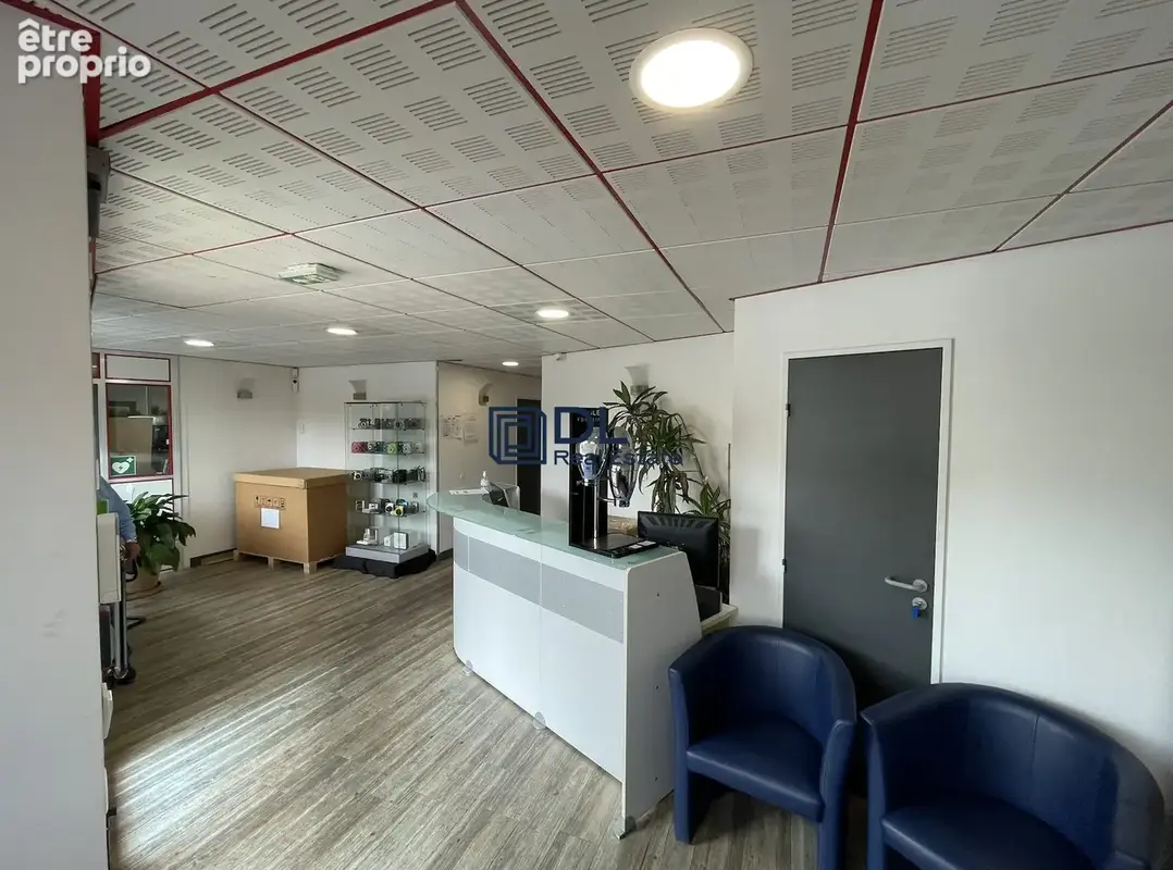 Commerce 1 850 m² à vendre à Voisins-Le-Bretonneux (78960) - photo 2