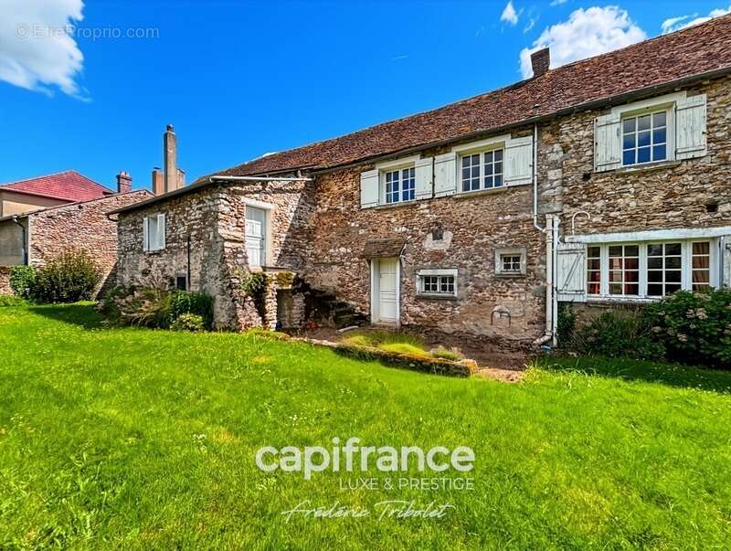 Ancien corps de ferme en pierre – 241 m² – grange – 13 205 m² de terrain (78) - photo 2
