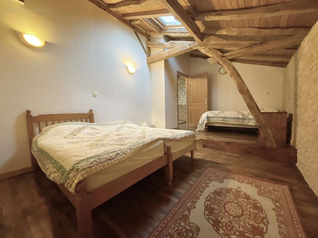 Maison à MAUZAC-ET-GRAND-CASTANG