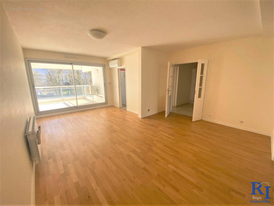 Grand Séjour traversant avec accès à la Terrasse - Appartement à MEYLAN
