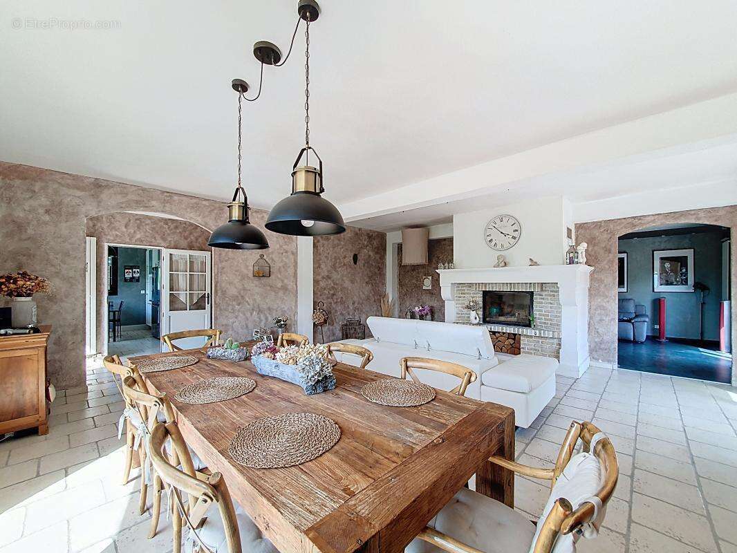 Maison à SIMANDRES