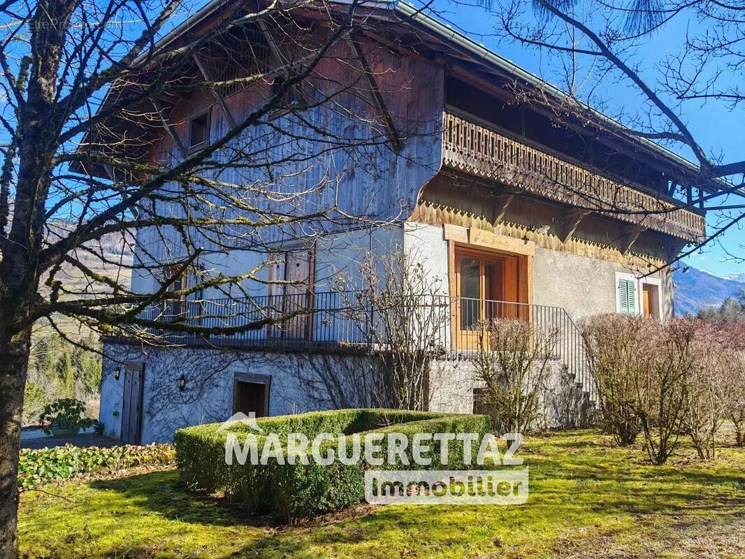 Maison à LA RIVIERE-ENVERSE