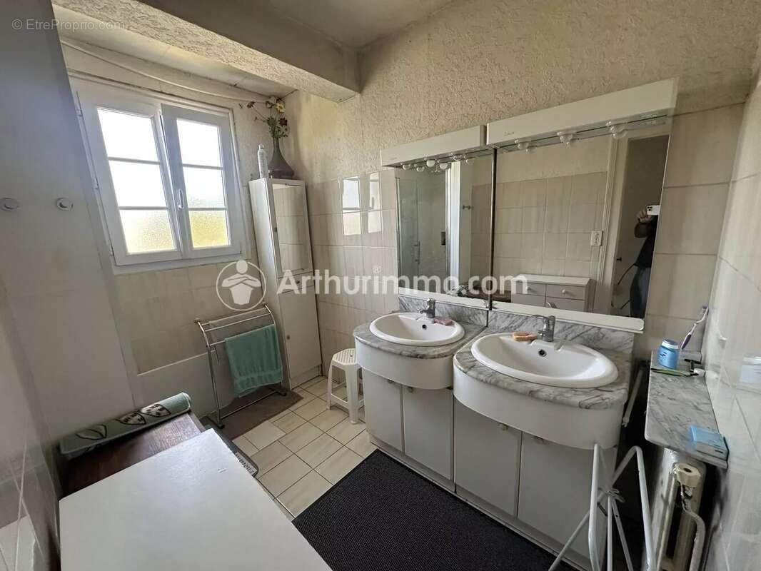 Ensemble immobilier avec maison, grange et plus de 7 000 m² de terrain – Neuvic - photo 16