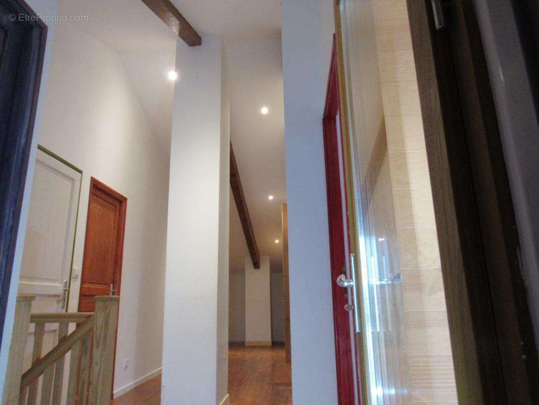 Grande maison medievale  de village entierement renovee dpe en b avec une petite maison qui sert de garage   290000€ - photo 26