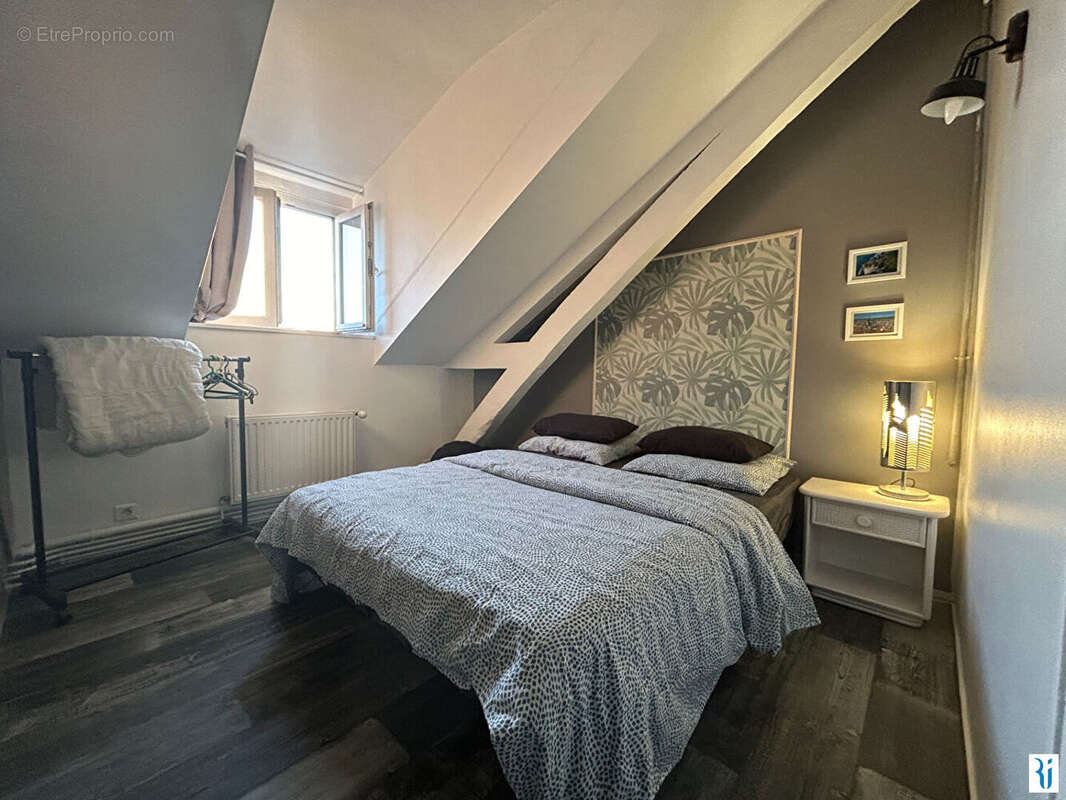 A vendre appartement F3 au 3ème et dernier étage d'un hôtel particulier. - photo 7
