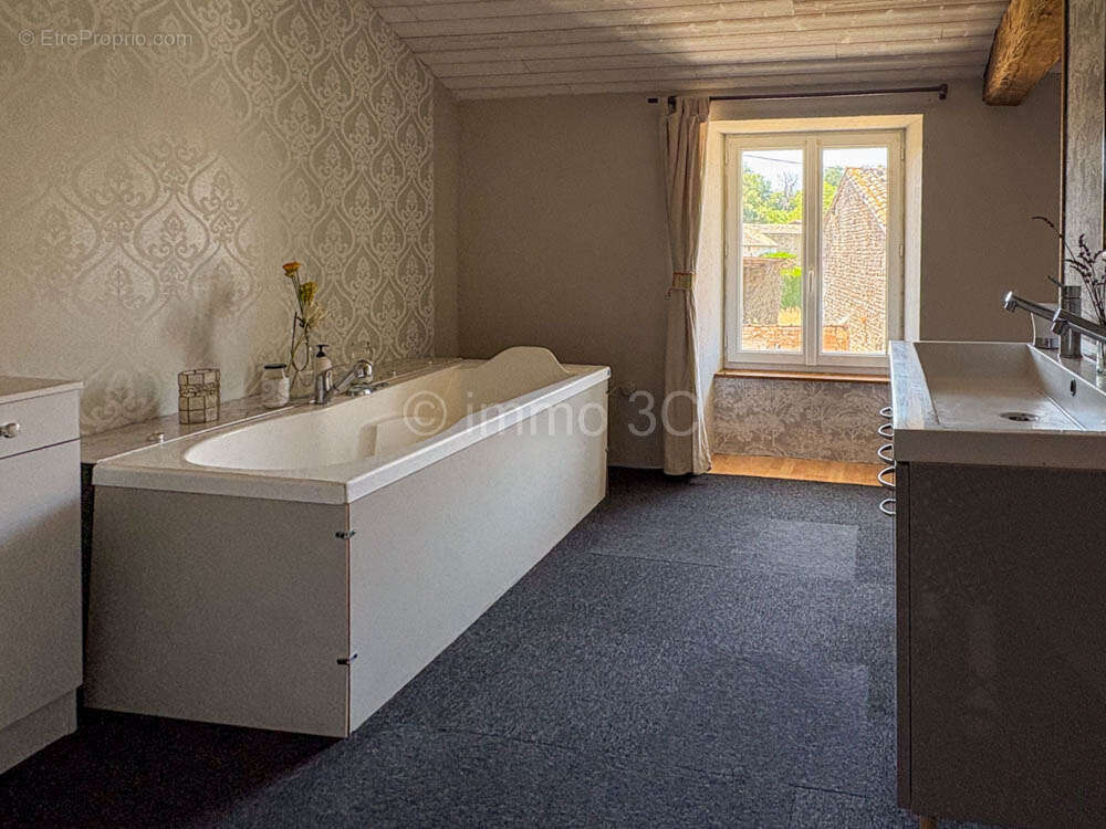 Maison en pierres avec dépendances - photo 8