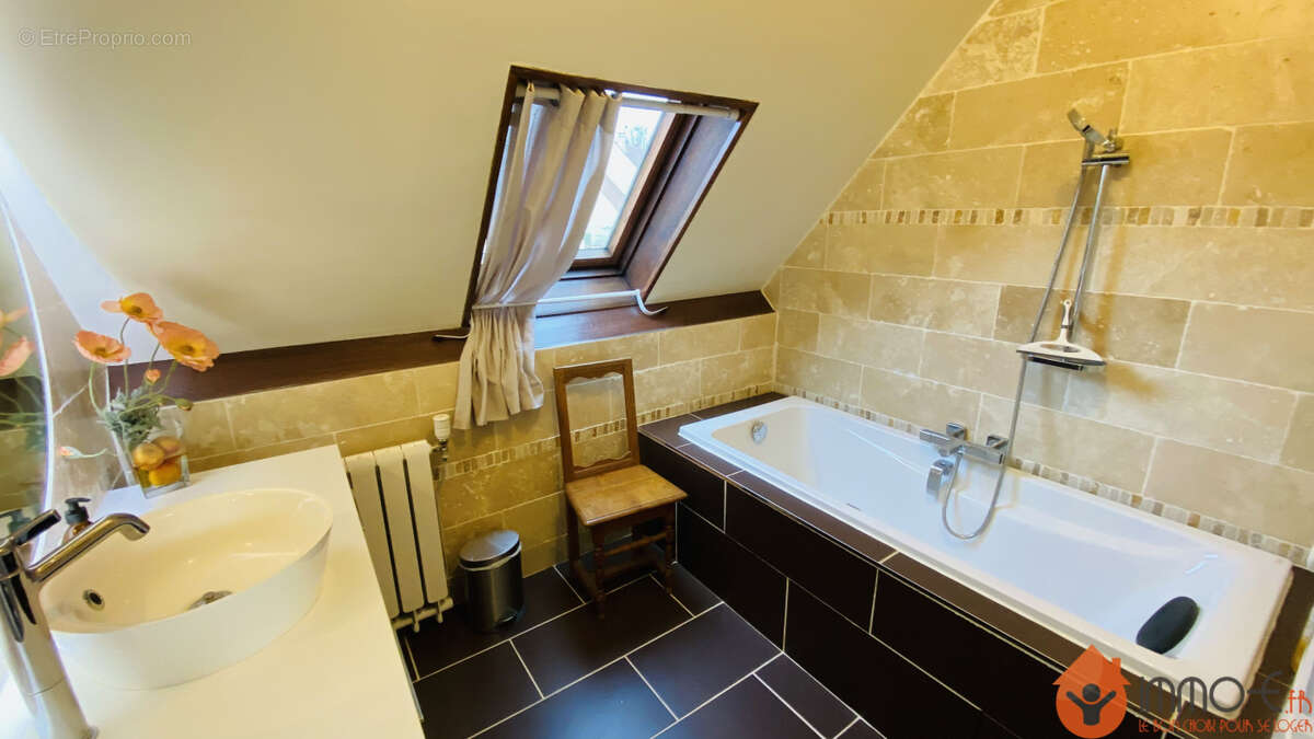 Maison à CONDE-SAINTE-LIBIAIRE