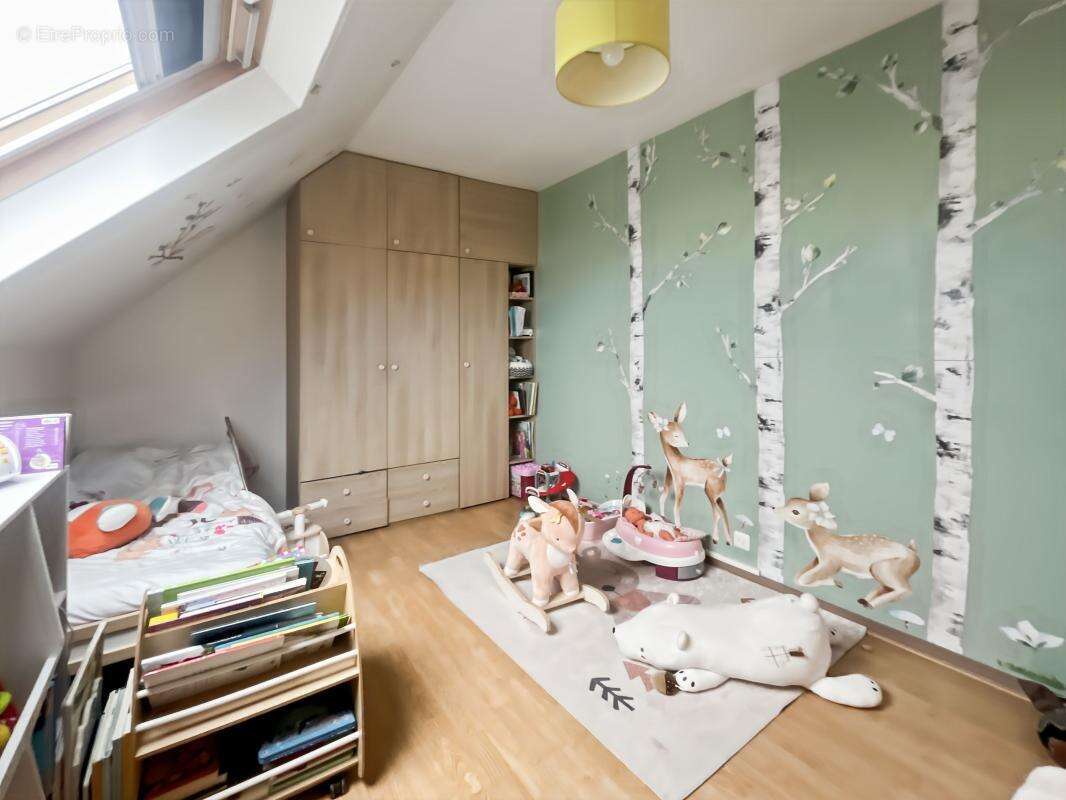  Maison 4 chambres à vendre, idéalement située proche commerces, écoles et commodités, belle pièce de vie lumineuse, terrain clo - photo 9