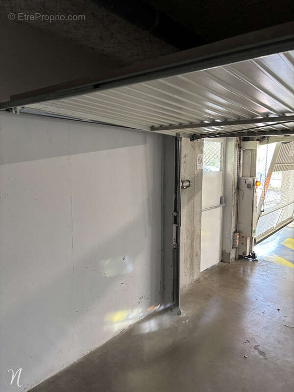 Parking à SAINT-PRIEST-EN-JAREZ