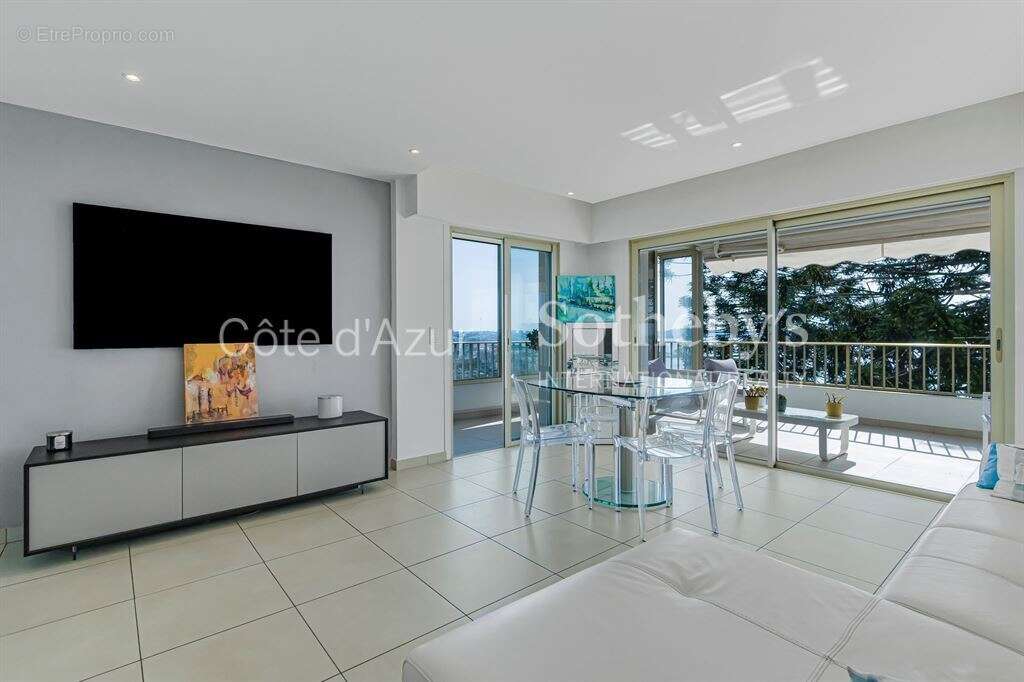 Golfe-Juan, appartement rénové en étage élevé avec terrasse et vue mer panoramique - photo 7