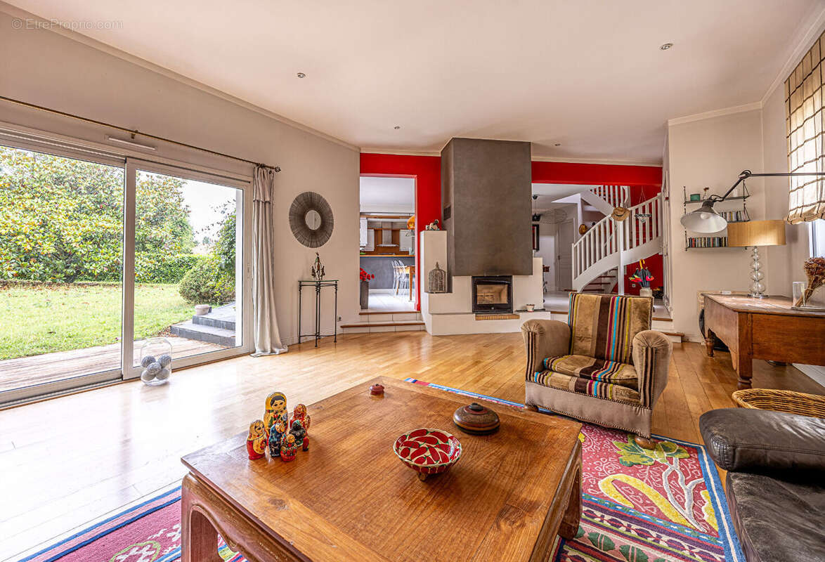 Maison familiale d'exception de 170 m² avec piscine - Secteur recherché de Chauray - photo 2