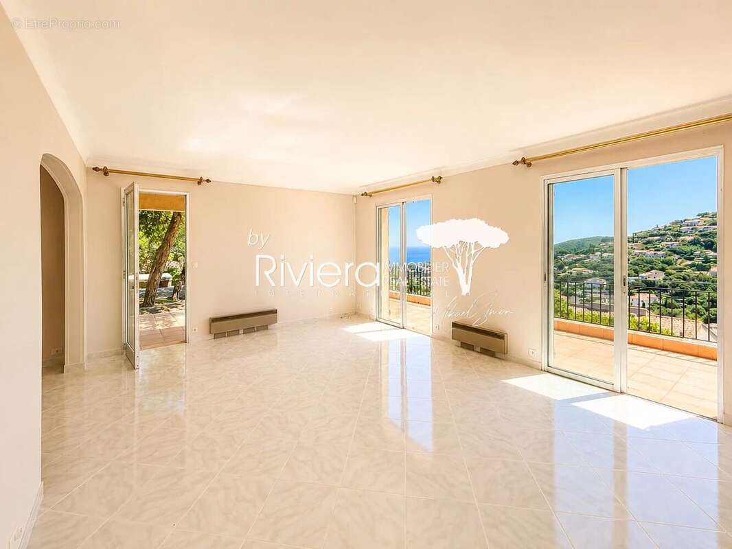 CAVALAIRE - Villa Vue Mer - 6 chambres - Double Garage. - photo 10