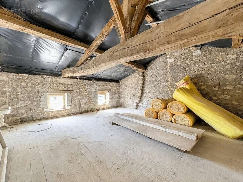 Longère charentaise de caractère avec dépendances et fort potentiel - Saint-Palais-de-Négrignac (17) - photo 9