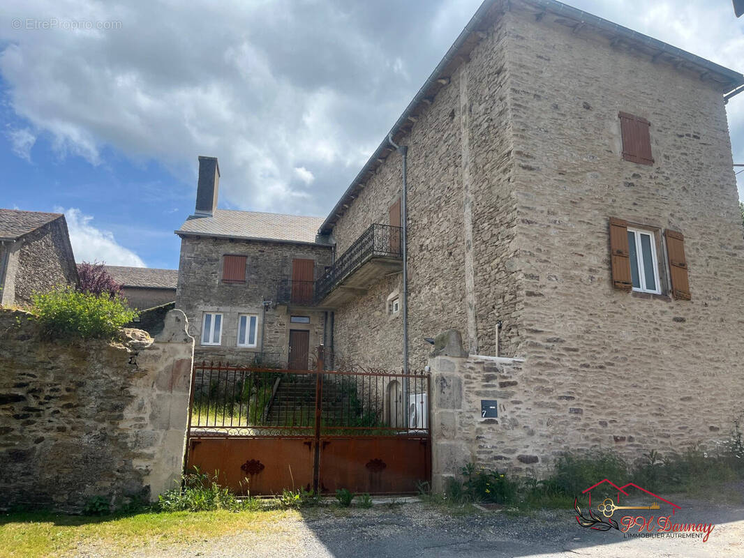 Maison à SALLES-CURAN