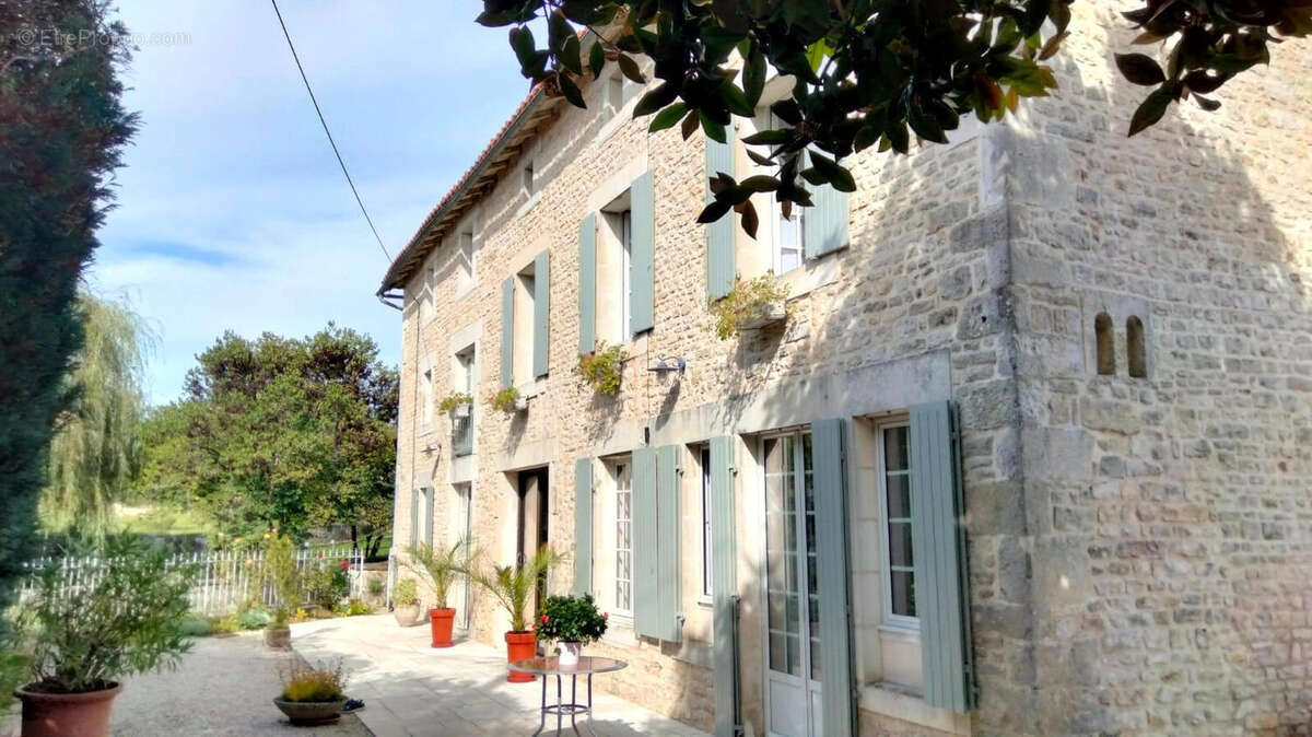 OVERVIEW - Maison à LIZANT